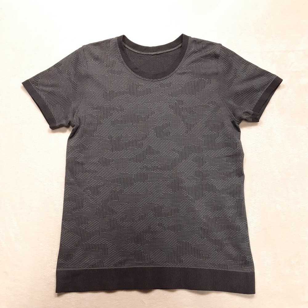 lululemon Womans Swiftly Breathe SS Tee Sz. 6 Gray Black Camo Pattern Mesh 3 Bar